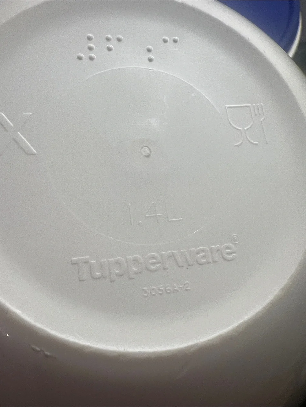 Set of 2 TUPPERWARE THATS A BOWL -Lidded Mixing Bowls with Handles.